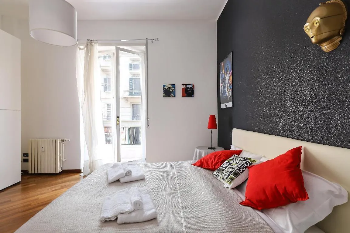 Grande Appartamento In Zona Navigli Mediolan