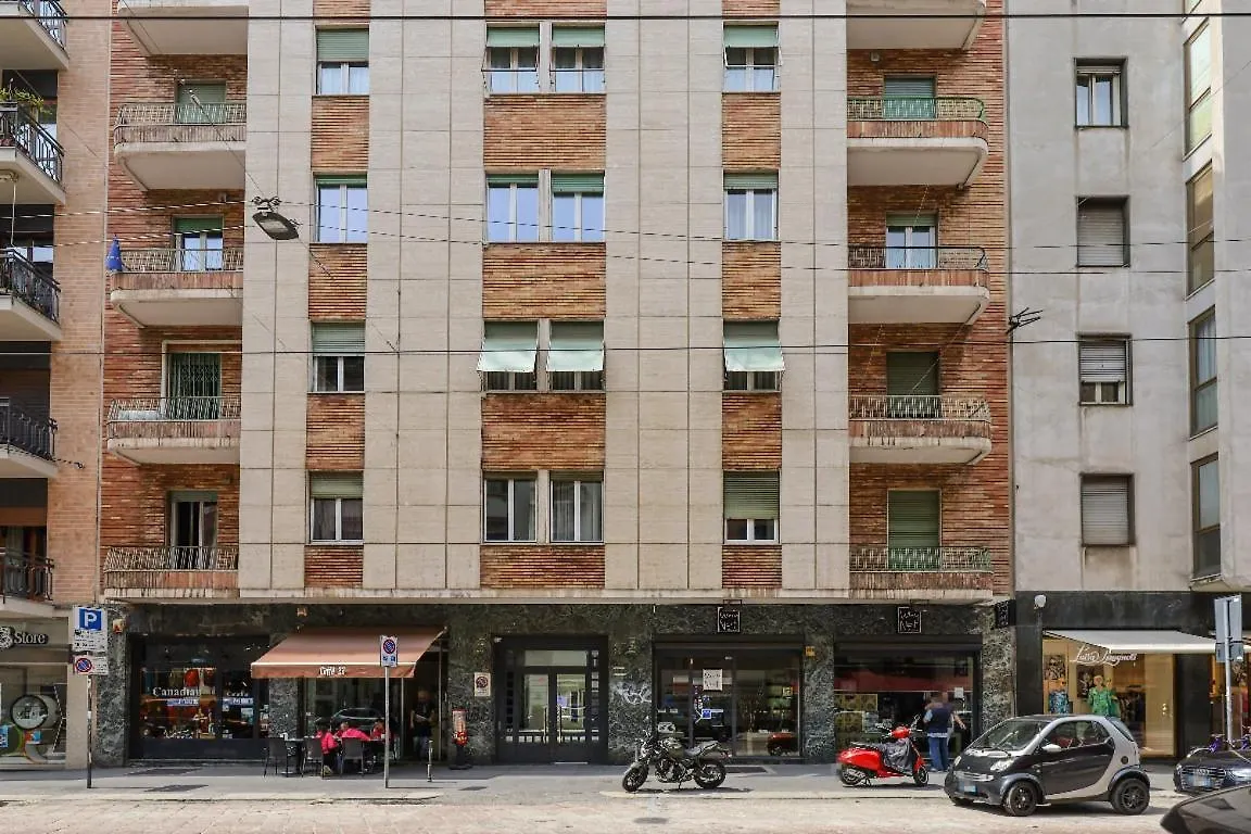 Grande Appartamento In Zona Navigli Mediolan